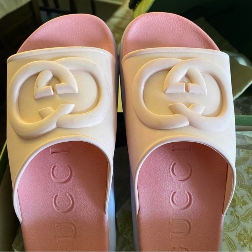 Gucci Women's Slide Sandal With Interlocking G Gem